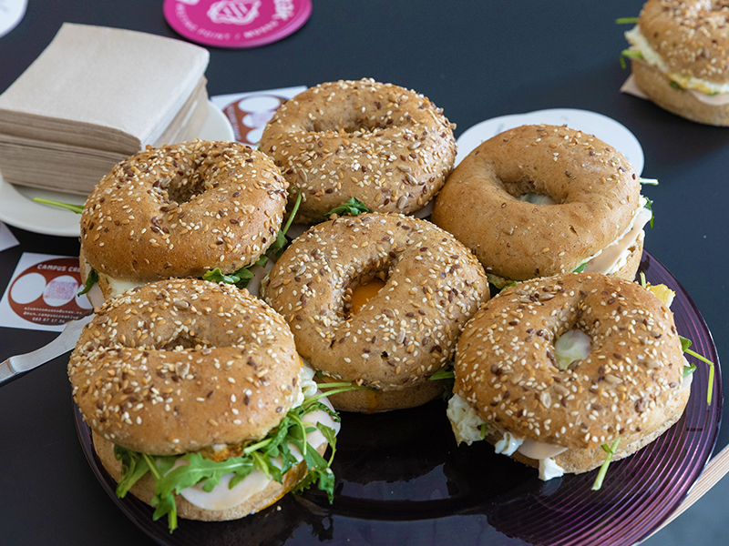 Bagel con queso, pavo, rúcula y huevo frito