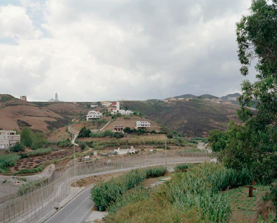 Geografías concretas I. Valla Fronteriza de Ceuta, 2009. Copias cromogénicas C-Type a partir de negativo