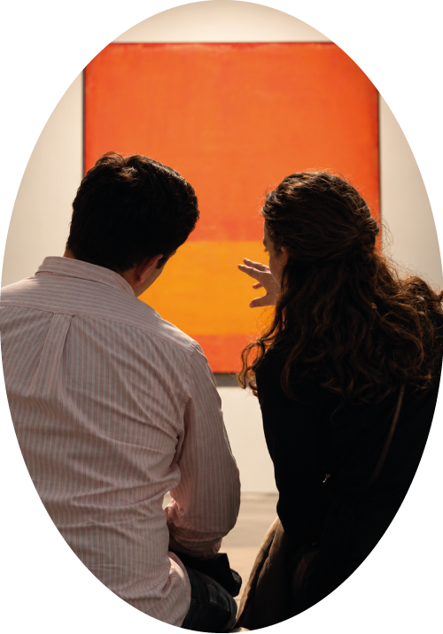 Visitantes contemplando una obra de arte